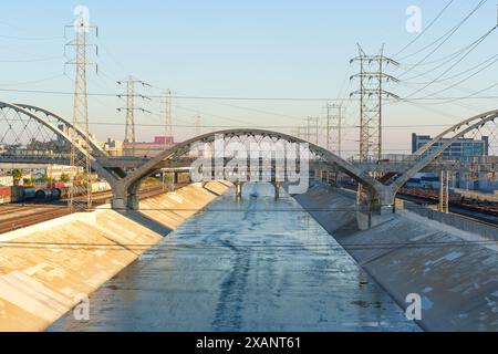 Los Angeles, Kalifornien - 12. April 2024: Blick auf die berühmte 6th Street Bridge, die über den Los Angeles River führt Stockfoto