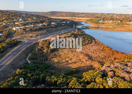 Aus der Vogelperspektive einer Küstenstraße über eine Flussmündung bei Fairhaven an der Great Ocean Road in Victoria, Australien Stockfoto