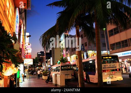 Japanische Landschaft Kokusai-dori Einkaufsstraße in Naha Stadt in der Abenddämmerung Stockfoto