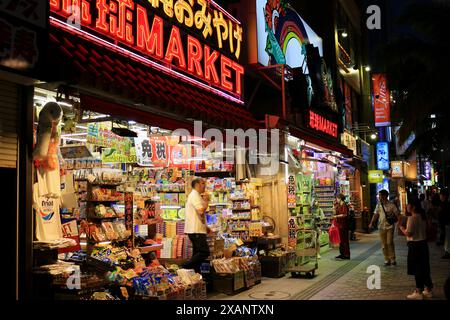 Japanische Landschaft Kokusai-dori Einkaufsstraße in Naha Stadt in der Abenddämmerung Stockfoto