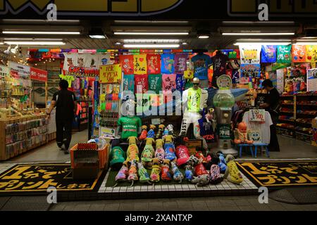 Japanische Landschaft Kokusai-dori Einkaufsstraße in Naha Stadt in der Abenddämmerung Stockfoto