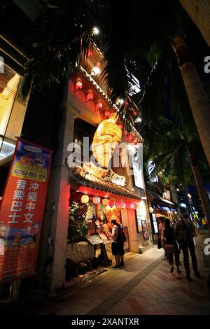 Japanische Landschaft Kokusai-dori Einkaufsstraße in Naha Stadt in der Abenddämmerung Stockfoto