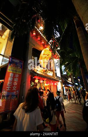 Japanische Landschaft Kokusai-dori Einkaufsstraße in Naha Stadt in der Abenddämmerung Stockfoto