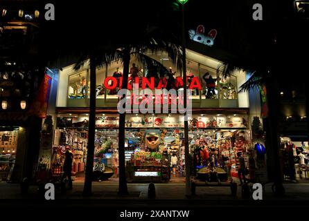 Japanische Landschaft Kokusai-dori Einkaufsstraße in Naha Stadt in der Abenddämmerung Stockfoto