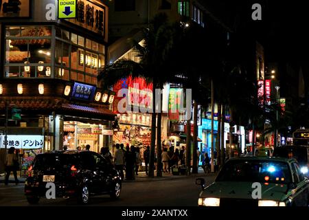 Japanische Landschaft Kokusai-dori Einkaufsstraße in Naha Stadt in der Abenddämmerung Stockfoto