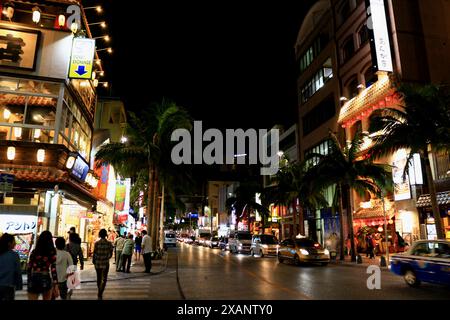 Japanische Landschaft Kokusai-dori Einkaufsstraße in Naha Stadt in der Abenddämmerung Stockfoto