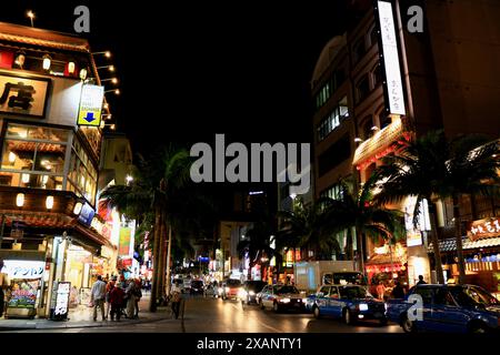 Japanische Landschaft Kokusai-dori Einkaufsstraße in Naha Stadt in der Abenddämmerung Stockfoto