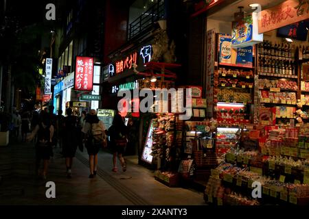 Japanische Landschaft Kokusai-dori Einkaufsstraße in Naha Stadt in der Abenddämmerung Stockfoto