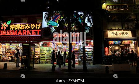 Japanische Landschaft Kokusai-dori Einkaufsstraße in Naha Stadt in der Abenddämmerung Stockfoto