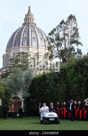 Papst Franziskus leitet am 7. Juni 2024 ein „Gebet für den Frieden“ in den Vatikanischen Gärten, um den 10. Jahrestag der „Invokation für den Frieden“ an derselben Stelle mit den damaligen Führern Israels und Palästinas zu feiern. Die Veranstaltung gedachte an eine historische Versammlung am 8. Juni 2014, als Papst Franziskus, der damalige Präsident des Staates Israel, Shimon Peres, der Präsident des Staates Palästina, Mahmud Abbas, und der Ökumenische Patriarch von Konstantinopel, Bartholomaios I., schrieb Geschichte, indem er gemeinsam betete und einen Ölbaum für den Frieden pflanzte. Papst Franziskus rief erneut zu einem Waffenstillstand auf, um den Krieg zu beenden Stockfoto