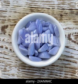 Blaues Achat, Saphirmineralstein als schöner Hintergrund, blauer chalcedon aus der Nähe Stockfoto