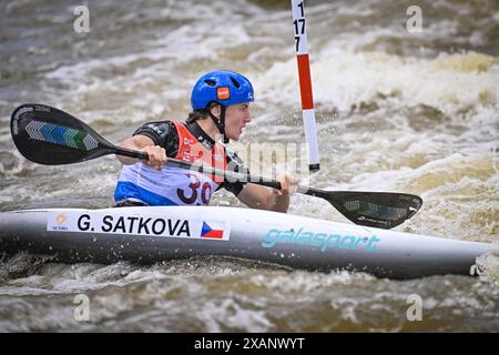 Die Tschechische Gabriela Satkova tritt beim Qualifikationsrennen K1 Frauen beim ICF Canoe Slalom World Cup 2024 in Prag, Tschechien, am 7. Juni 2024 an Stockfoto