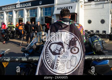 London, Großbritannien. Juni 2024. Tausende von Motorradfahrern nehmen an einer Fahrt vom Ace Café in London nach Barrow-in-Furness in Cumbria Teil, um Dave Myers zu ehren, den im Februar verstorbenen Fernsehmoderator. Der Konvoi der Motorräder wird von seinem TV-Partner Si King und seinem Freund Jason Woodcock geleitet, der die Veranstaltung organisiert hat. Die Fahrer sind eingeladen, an verschiedenen Punkten der langen Reise teilzunehmen, die als Dave Day bezeichnet wird Stockfoto