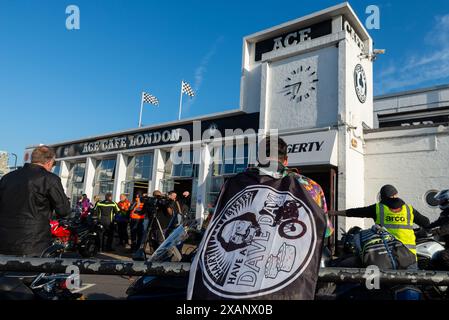 London, Großbritannien. Juni 2024. Tausende von Motorradfahrern nehmen an einer Fahrt vom Ace Café in London nach Barrow-in-Furness in Cumbria Teil, um Dave Myers zu ehren, den im Februar verstorbenen Fernsehmoderator. Der Konvoi der Motorräder wird von seinem TV-Partner Si King und seinem Freund Jason Woodcock geleitet, der die Veranstaltung organisiert hat. Die Fahrer sind eingeladen, an verschiedenen Punkten der langen Reise teilzunehmen, die als Dave Day bezeichnet wird Stockfoto