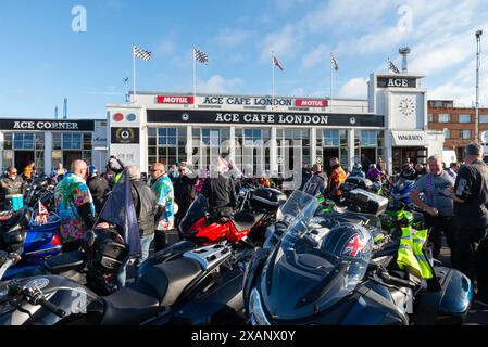 London, Großbritannien. Juni 2024. Tausende von Motorradfahrern nehmen an einer Fahrt vom Ace Café in London nach Barrow-in-Furness in Cumbria Teil, um Dave Myers zu ehren, den im Februar verstorbenen Fernsehmoderator. Der Konvoi der Motorräder wird von seinem TV-Partner Si King und seinem Freund Jason Woodcock geleitet, der die Veranstaltung organisiert hat. Die Fahrer sind eingeladen, an verschiedenen Punkten der langen Reise teilzunehmen, die als Dave Day bezeichnet wird Stockfoto