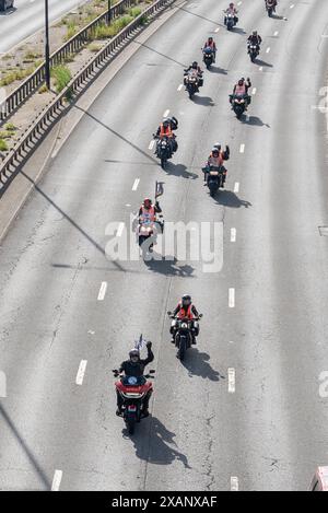 Hillingdon, London, Großbritannien. Juni 2024. Tausende von Motorradfahrern nehmen an einer Fahrt vom Ace Café in London nach Barrow-in-Furness in Cumbria Teil, um Dave Myers zu ehren, den im Februar verstorbenen Fernsehmoderator. Der Konvoi der Motorräder wird von seinem TV-Partner Si King (First Bike) und seinem Freund Jason Woodcock geleitet, der die Veranstaltung organisiert hat. Die Fahrer sind eingeladen, an verschiedenen Punkten der langen Reise teilzunehmen, die als Dave Day bezeichnet wird Stockfoto