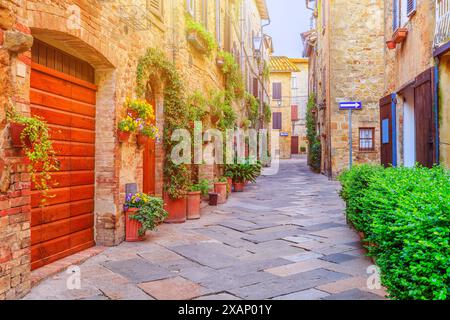 Toskana, Italien. Straße in der Altstadt von Pienza, Provinz Siena. Stockfoto