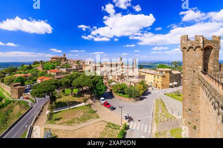 Toskana, Italien. Blick auf die mittelalterliche Stadt Montalcino von der Festung. Stockfoto