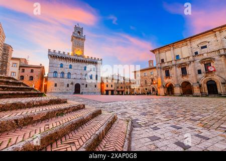 Montepulciano, Toskana, Italien. Das Rathaus auf der Piazza Grande bei Sonnenuntergang. Stockfoto