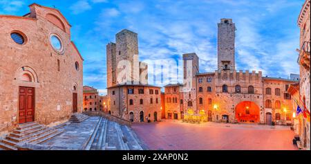 San Gimignano, Provinz Siena. Piazza del Duomo. Toskana, Italien. Stockfoto