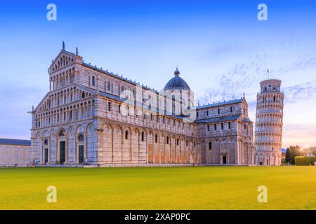 Schiefer Turm von Pisa und Kathedrale von Pisa bei Sonnenaufgang. Pisa, Italien. Stockfoto