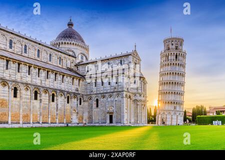 Schiefer Turm von Pisa und Kathedrale von Pisa bei Sonnenaufgang. Pisa, Italien. Stockfoto