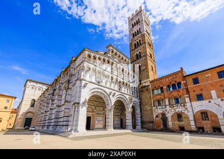 Lucca, Toskana, Italien. Fassade und Glockenturm der Kathedrale von Lucca. Stockfoto