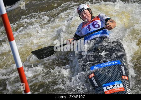 Prag, Tschechische Republik. Juni 2024. Die Tschechische Tereza Kneblova tritt beim Qualifikationsrennen C1 Frauen beim ICF Canoe Slalom World Cup 2024 in Prag, Tschechien, am 8. Juni 2024 an. Quelle: VIT Simanek/CTK Photo/Alamy Live News Stockfoto