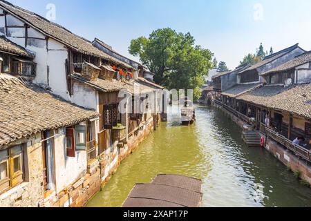 Boote fahren durch die Kanäle von Wuzhen, China Stockfoto