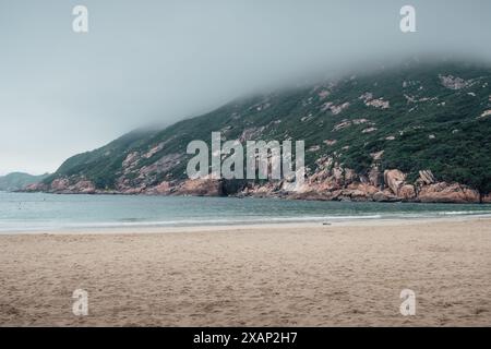 Genießen Sie die ruhige Umgebung des Strandes an einem bewölkten Tag in Hongkong Stockfoto