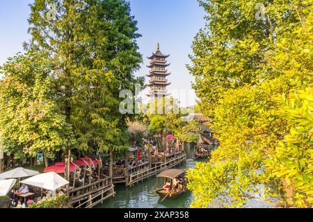 Holzboot fährt zur Bailischen Tempelpagode in Wuzhen, China Stockfoto