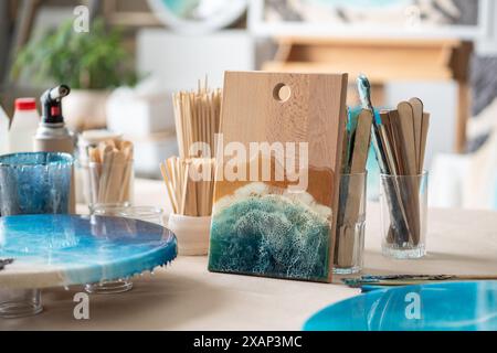 Künstlerwerkbank, die Gemälde aus Epoxidharz erstellt. Tisch für kreative Arbeit. Stockfoto