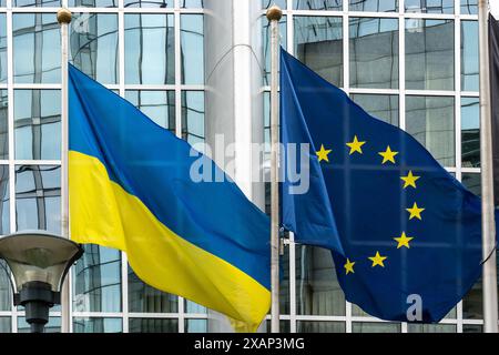 Die Flagge der Ukraine und der Europäischen Union Stockfoto