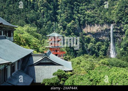 Wunderschöne Aussicht mit Nachi Wasserfall und Seiganto JI Tempel Sanjuno bis zu 3-stöckiger Pagode Stockfoto