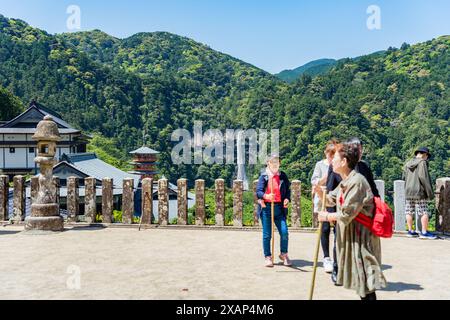 Nachi-Katsuura, Japan -05.09.2024: Blick von Kumano-Nachi Taisha mit Seiganto-JI-Tempel Sanjuno bis zur 3-stöckigen Pagode und Nachi Wasserfall. Senior Japan Stockfoto