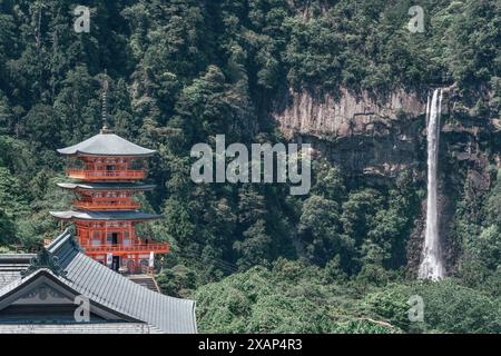 Die rote dreistöckige Pagode des Seigantoji Buddhistischen Tempels vor den Nachi Falls. Wunderschöne Naturlandschaft in Nachikatsuura, Japan Stockfoto