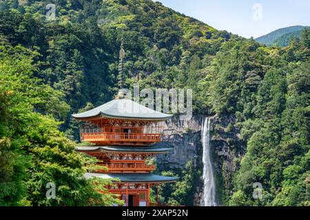 Die rote dreistöckige Pagode des Seigantoji Buddhistischen Tempels vor den Nachi Falls. Wunderschöne Naturlandschaft in Nachikatsuura, Japan Stockfoto