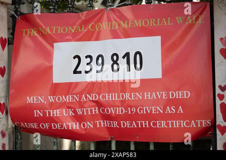 London, Großbritannien. Juni 2024. Die National COVID-19 Memorial Wall in London, wo die Gesamtzahl der Todesfälle aufgrund von COVID-19 auf 239.810 Todesfälle gestiegen ist. Es gibt Aufrufe, die Gedenkstätte dauerhaft zu gestalten, um an diejenigen zu erinnern, die aufgrund des in China ausgebrochenen COVID-19-Virus auf tragische Weise ihr Leben verloren haben. Es war der 4. Jahrestag der ersten COVID-19-Lockdown am 26. März 2024. Kredit: Maureen McLean/Alamy Stockfoto