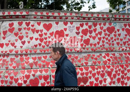 London, Großbritannien. Juni 2024. Die National COVID-19 Memorial Wall in London, wo die Gesamtzahl der Todesfälle aufgrund von COVID-19 auf 239.810 Todesfälle gestiegen ist. Es gibt Aufrufe, die Gedenkstätte dauerhaft zu gestalten, um an diejenigen zu erinnern, die aufgrund des in China ausgebrochenen COVID-19-Virus auf tragische Weise ihr Leben verloren haben. Es war der 4. Jahrestag der ersten COVID-19-Lockdown am 26. März 2024. Kredit: Maureen McLean/Alamy Stockfoto