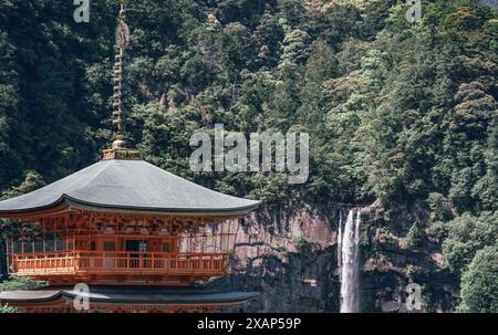 Die rote dreistöckige Pagode des Seigantoji Buddhistischen Tempels vor den Nachi Falls. Wunderschöne Naturlandschaft in Nachikatsuura, Japan Stockfoto