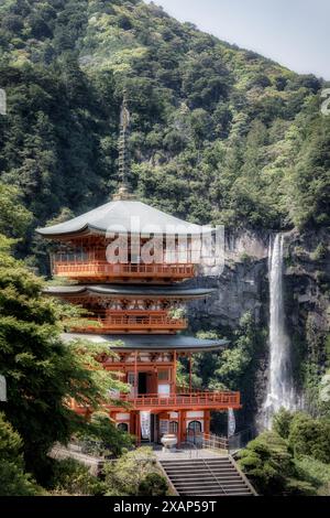 Die rote dreistöckige Pagode des Seigantoji Buddhistischen Tempels vor den Nachi Falls. Wunderschöne Naturlandschaft in Nachikatsuura, Japan Stockfoto