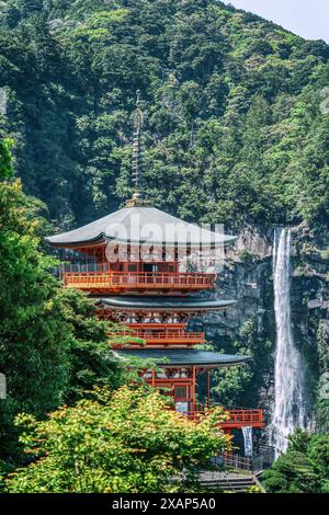 Die rote dreistöckige Pagode des Seigantoji Buddhistischen Tempels vor den Nachi Falls. Wunderschöne Naturlandschaft in Nachikatsuura, Japan Stockfoto