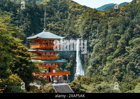 Die rote dreistöckige Pagode des Seigantoji Buddhistischen Tempels vor den Nachi Falls. Wunderschöne Naturlandschaft in Nachikatsuura, Japan Stockfoto