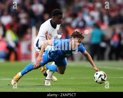 London, Großbritannien. Juni 2024. Marc Guehi aus England mit Hakon Arnar Haraldsson aus Island während des internationalen Freundschaftsspiels im Wembley Stadium in London. Der Bildnachweis sollte lauten: David Klein/Sportimage Credit: Sportimage Ltd/Alamy Live News Stockfoto