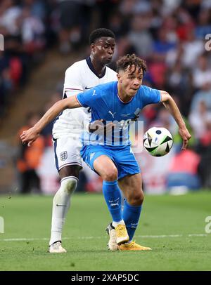 London, Großbritannien. Juni 2024. Marc Guehi aus England mit Hakon Arnar Haraldsson aus Island während des internationalen Freundschaftsspiels im Wembley Stadium in London. Der Bildnachweis sollte lauten: David Klein/Sportimage Credit: Sportimage Ltd/Alamy Live News Stockfoto