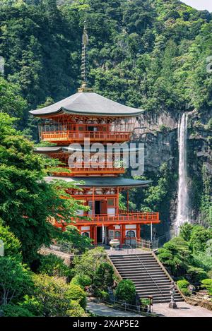 Die rote dreistöckige Pagode des Seigantoji Buddhistischen Tempels vor den Nachi Falls. Wunderschöne Naturlandschaft in Nachikatsuura, Japan Stockfoto