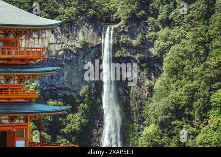 Die rote dreistöckige Pagode des Seigantoji Buddhistischen Tempels vor den Nachi Falls. Wunderschöne Naturlandschaft in Nachikatsuura, Japan Stockfoto