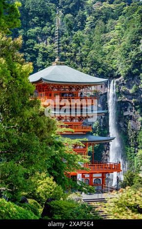 Die rote dreistöckige Pagode des Seigantoji Buddhistischen Tempels vor den Nachi Falls. Wunderschöne Naturlandschaft in Nachikatsuura, Japan Stockfoto