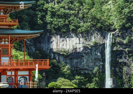 Die rote dreistöckige Pagode des Seigantoji Buddhistischen Tempels vor den Nachi Falls. Wunderschöne Naturlandschaft in Nachikatsuura, Japan Stockfoto