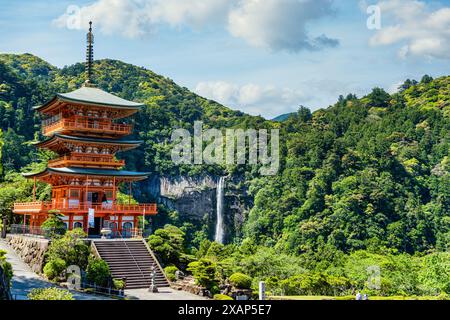 Die rote dreistöckige Pagode des Seigantoji Buddhistischen Tempels vor den Nachi Falls. Wunderschöne Naturlandschaft in Nachikatsuura, Japan Stockfoto